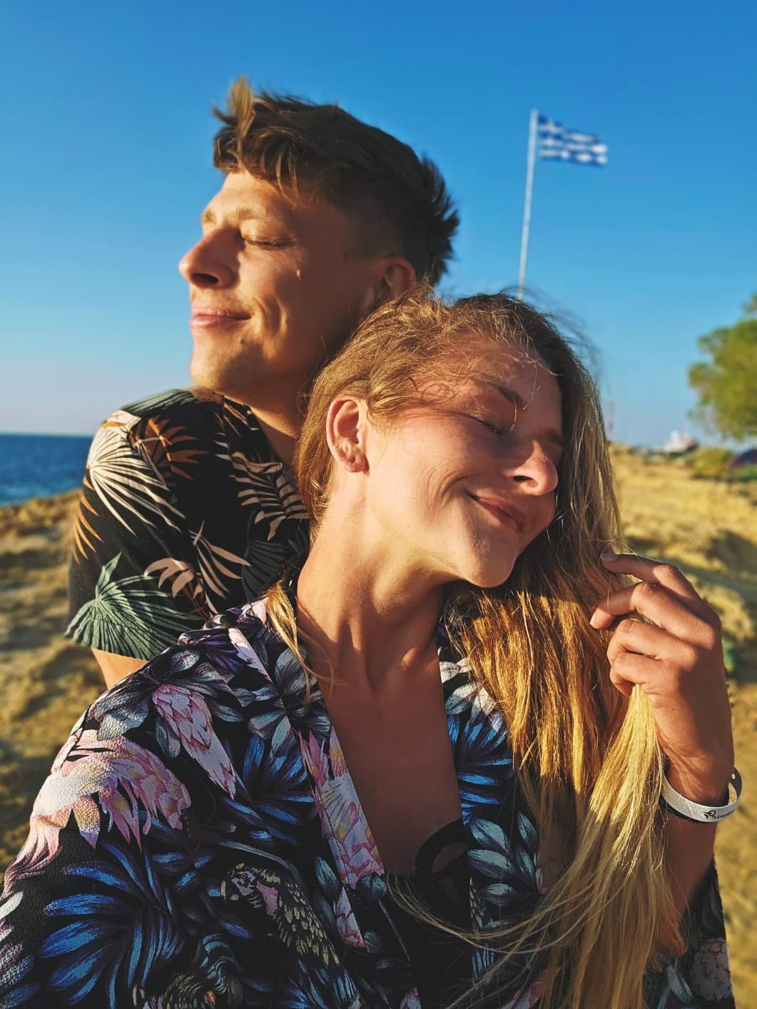 Anne-Sophie und Felix am Strand in leichten, gemusterten Hemden