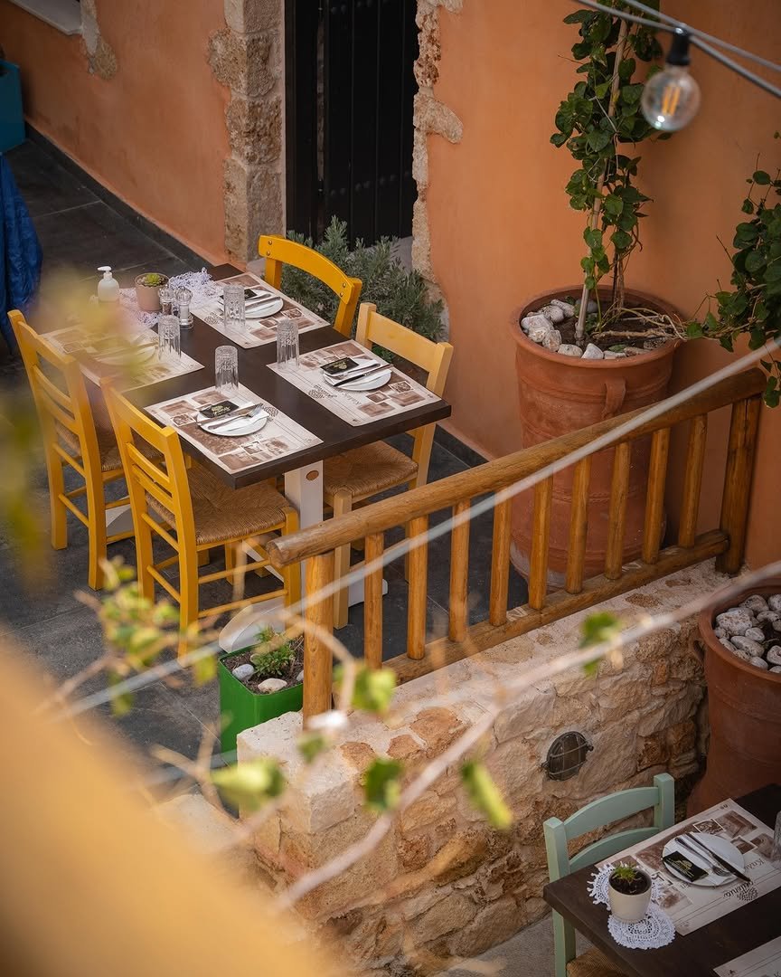 Gedeckte Tische im Restaurant Geitonia