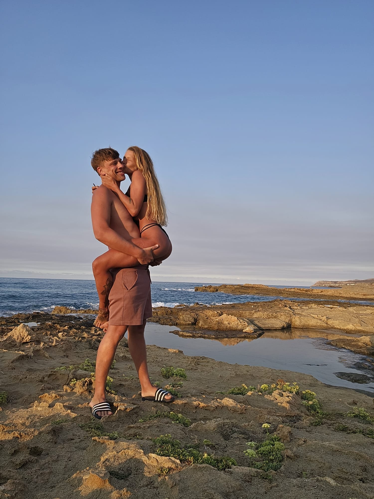Anne-Sophie und Felix am Strand in der Abendsonne