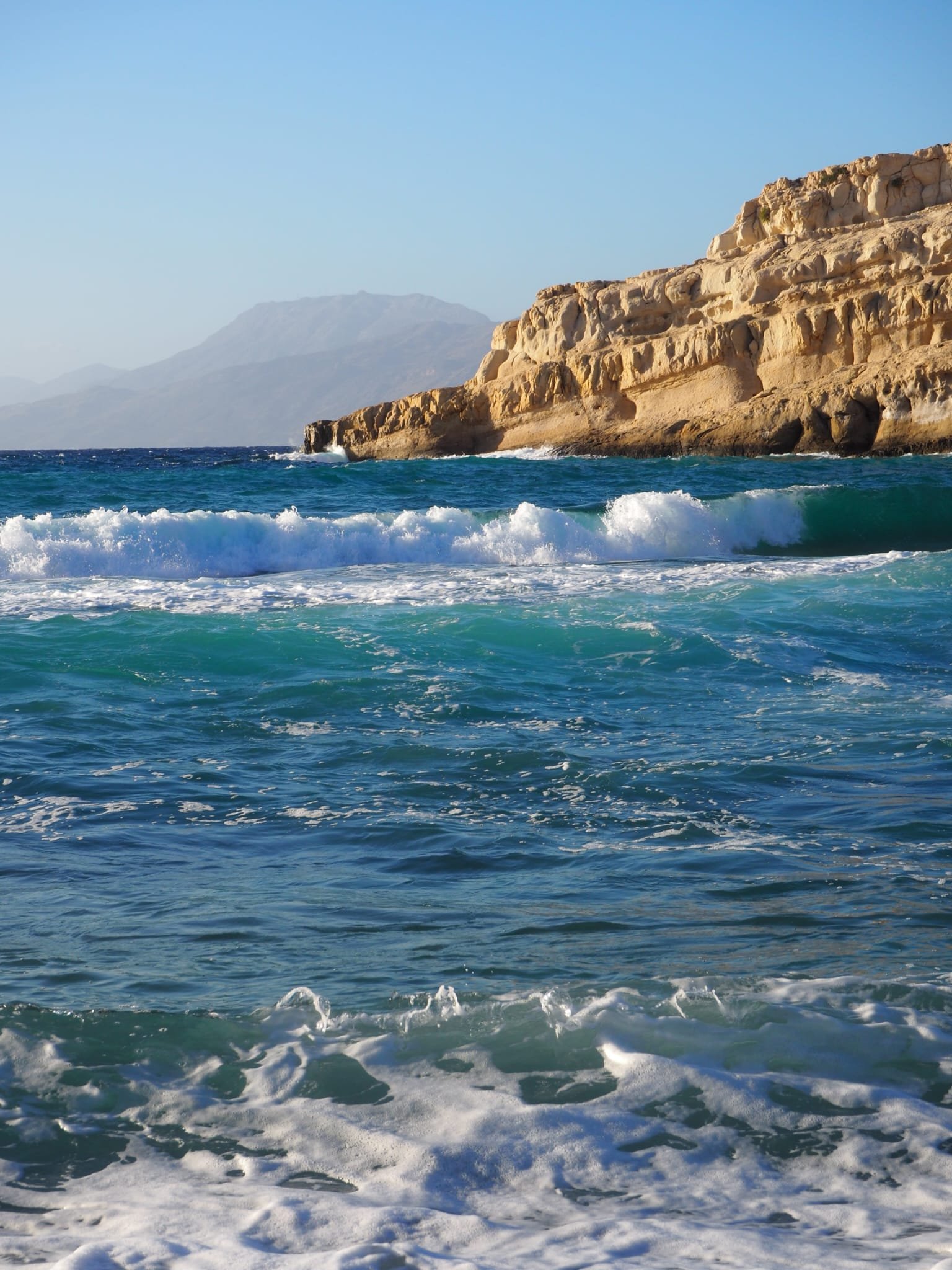 Wellen und Felsküste am Potamos Beach